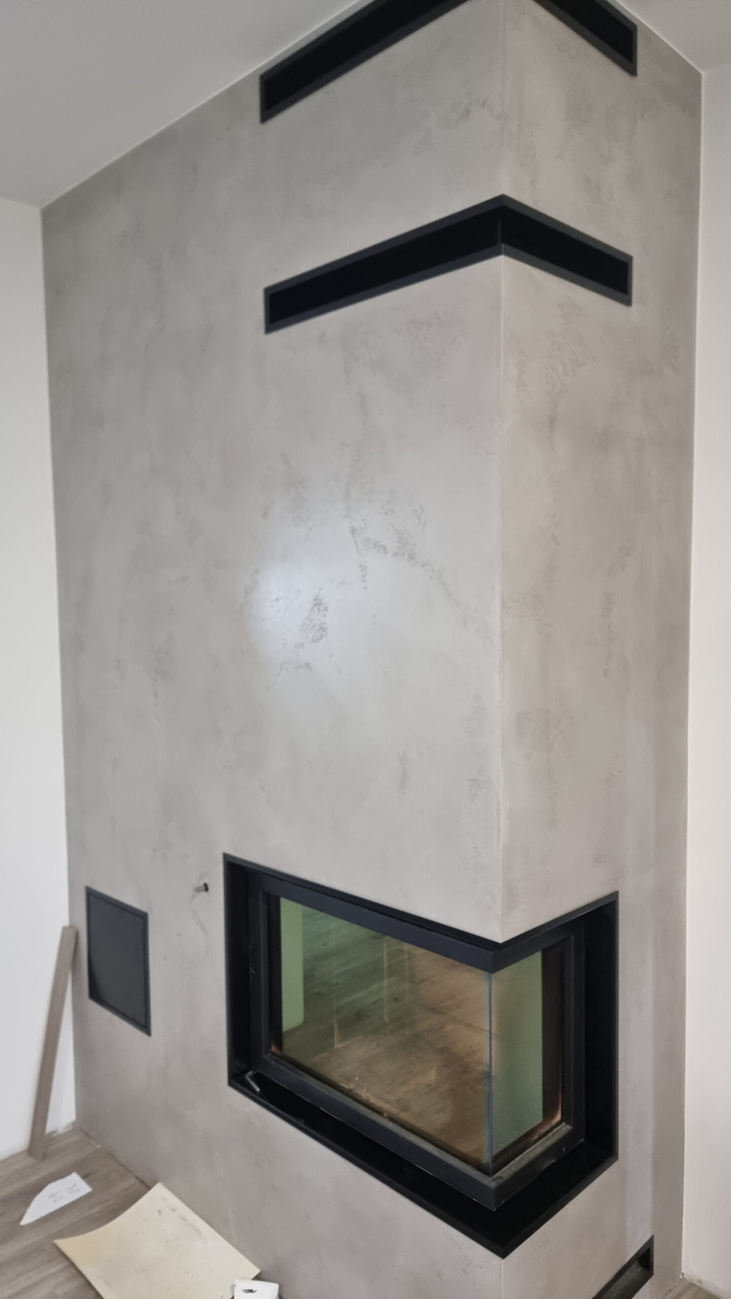 Teplovodní krb rohový se zadním přikládáním